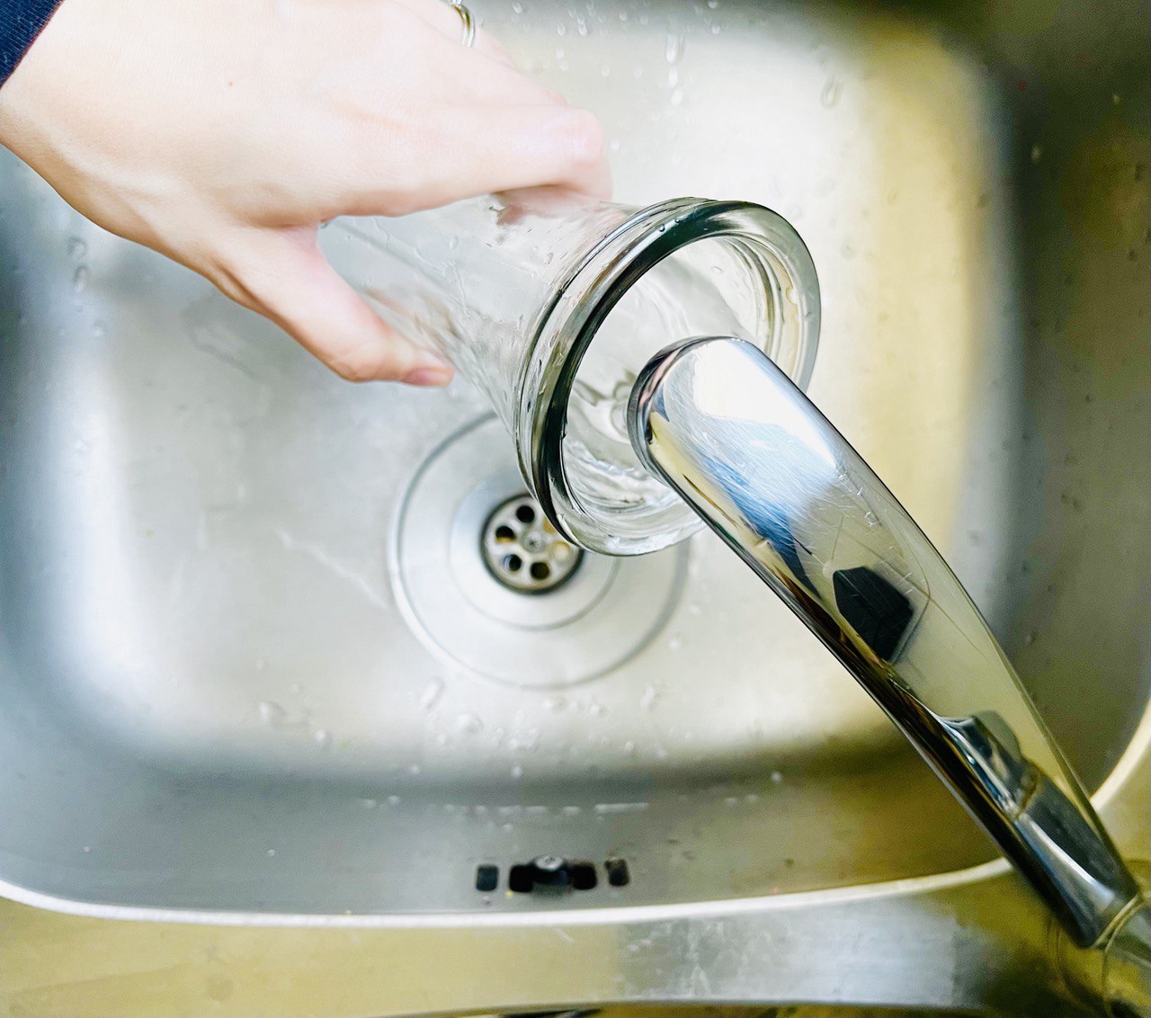 Utilisez des gouttes de purification d'eau