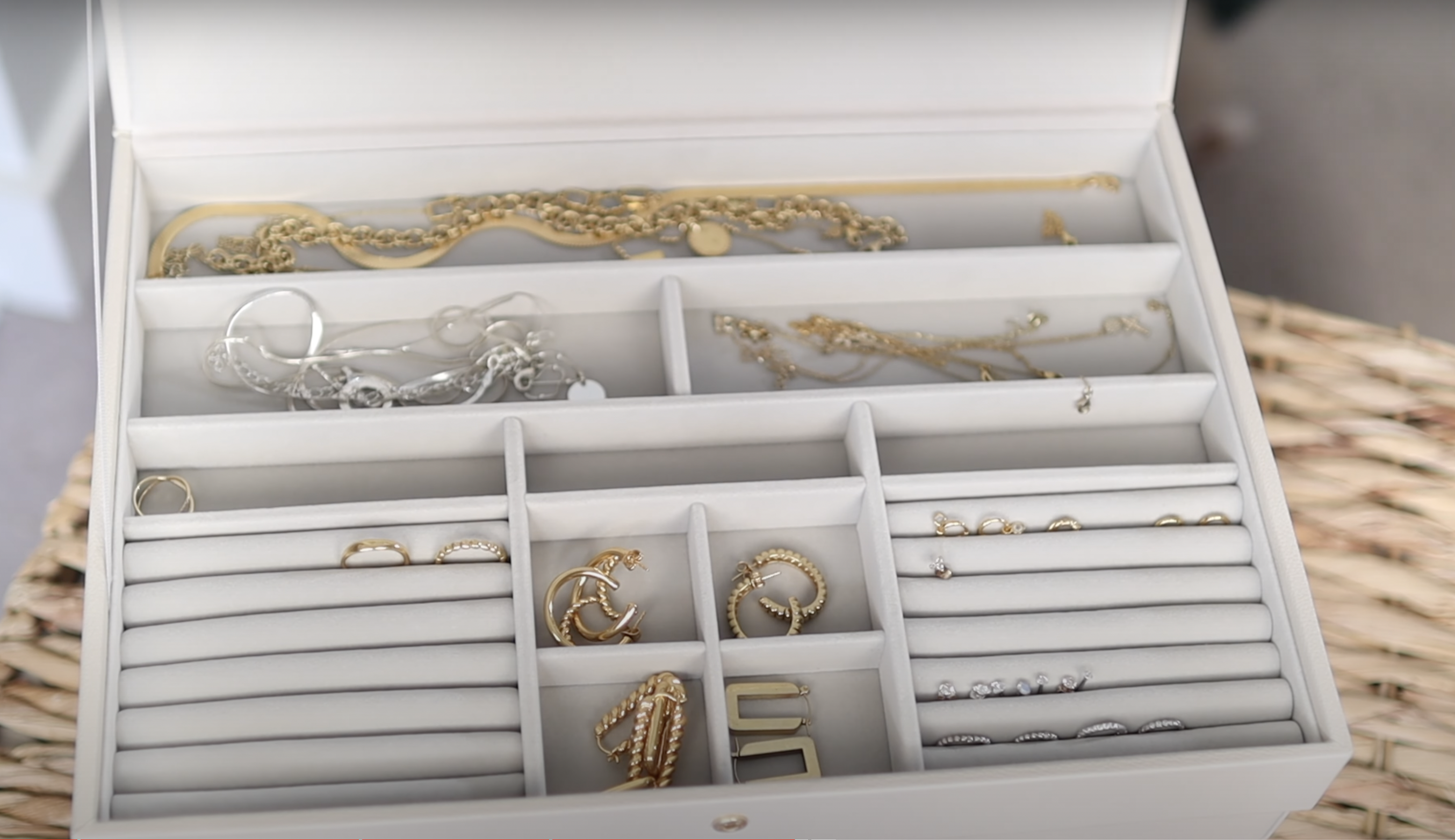 Investissez dans un porte-bijoux.