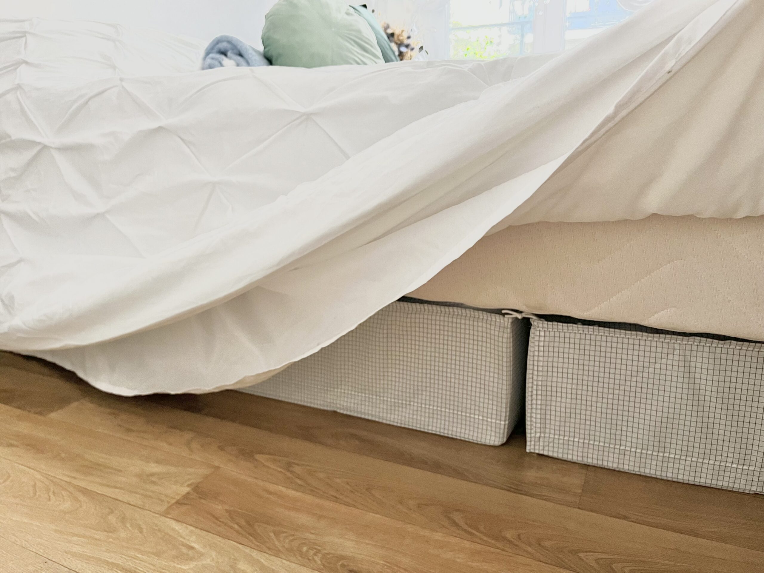Utiliser les rangements sous le lit