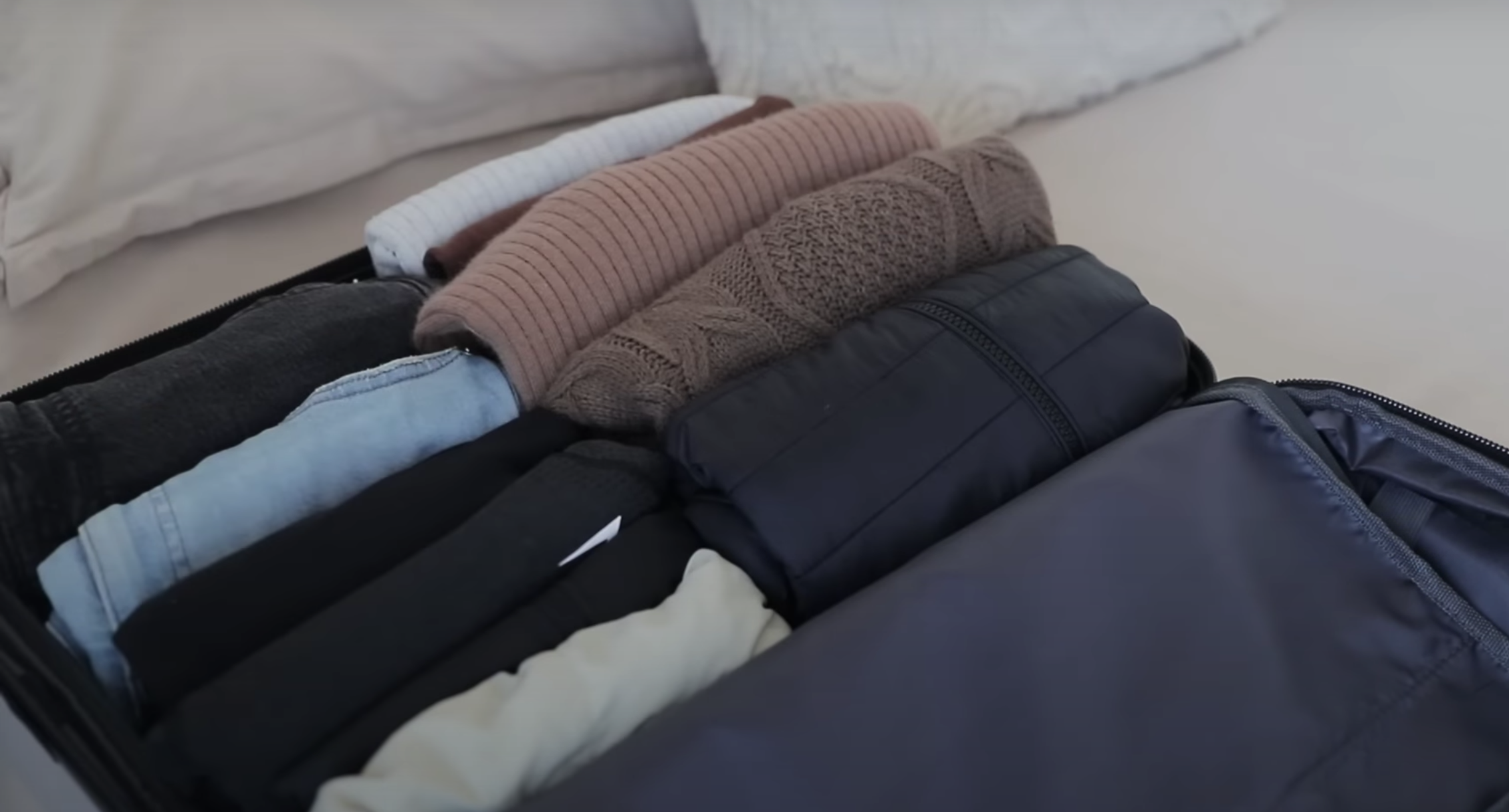Rouler les vêtements pour les emballer